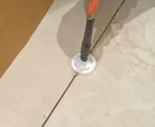岫岩瓷砖空鼓维修公司专业解答瓷砖在铺贴过程中，如果没有涂抹均匀到位的粘结材料（如水泥砂浆或瓷砖胶），可能会导致以下问题