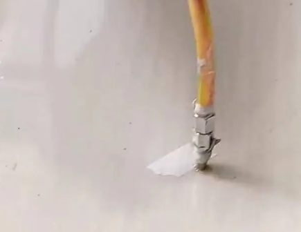 岫岩瓷砖空鼓维修公司专业解答在瓷砖铺贴过程中，如果使用的砂料过粗（如全部使用了粗砂），可能会导致以下问题